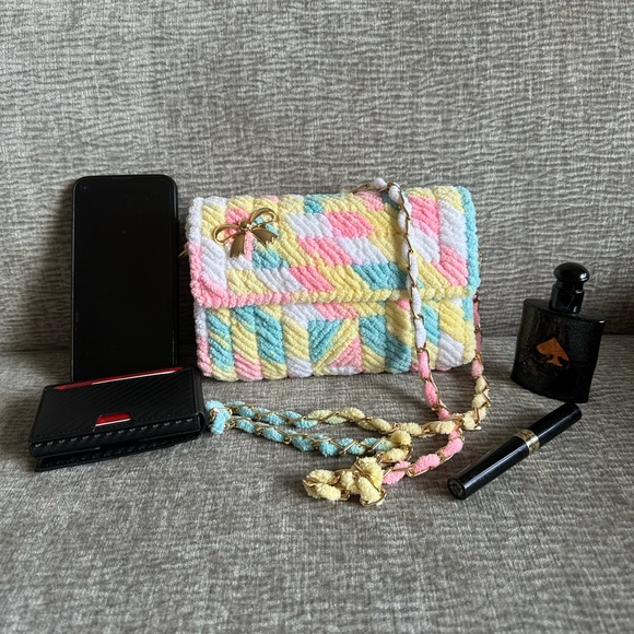 Handmade Plush Yarn Crossbody Bag – Pastel Multicolor - Picture 5 of 8